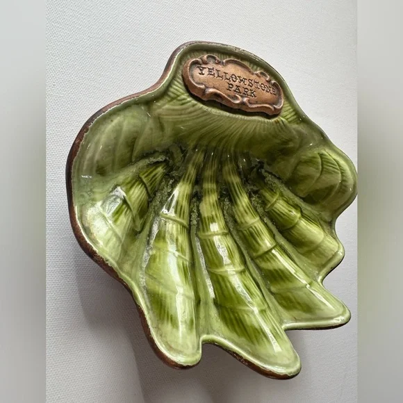 VTG Treasure Craft green clam shell ashtray with "Yellowstone Park" inscribed - Picture 3 of 7
